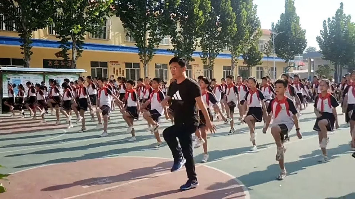 Diretor de escola chinesa continua liderando os alunos na prática do shuffle
