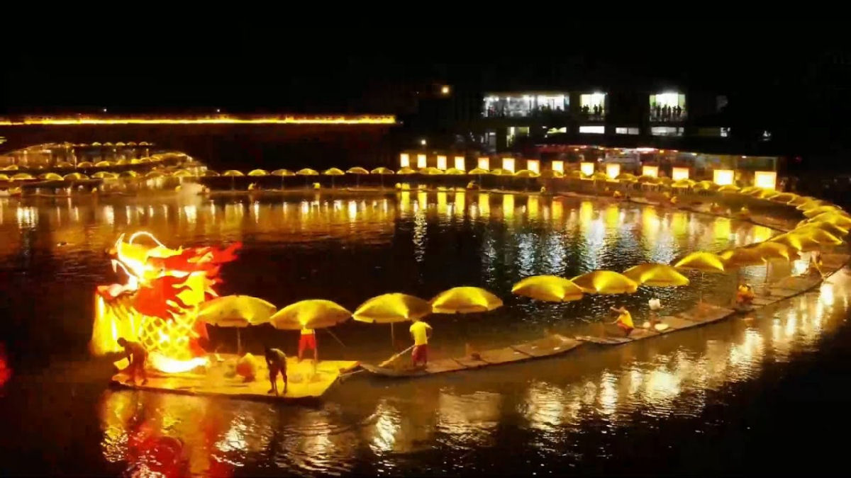 O belo 'drago dourado' de 550 metros de comprimento do Festival do Barco do Drago em Guangxi, China