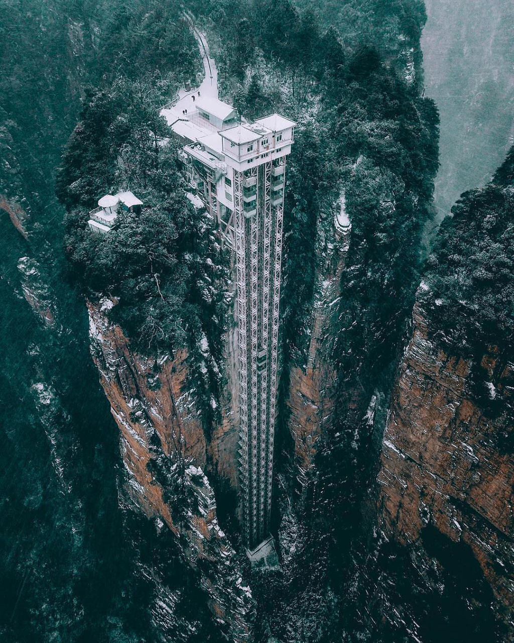 330 metros, o elevador ao ar livre mais alto do mundo em um penhasco na China