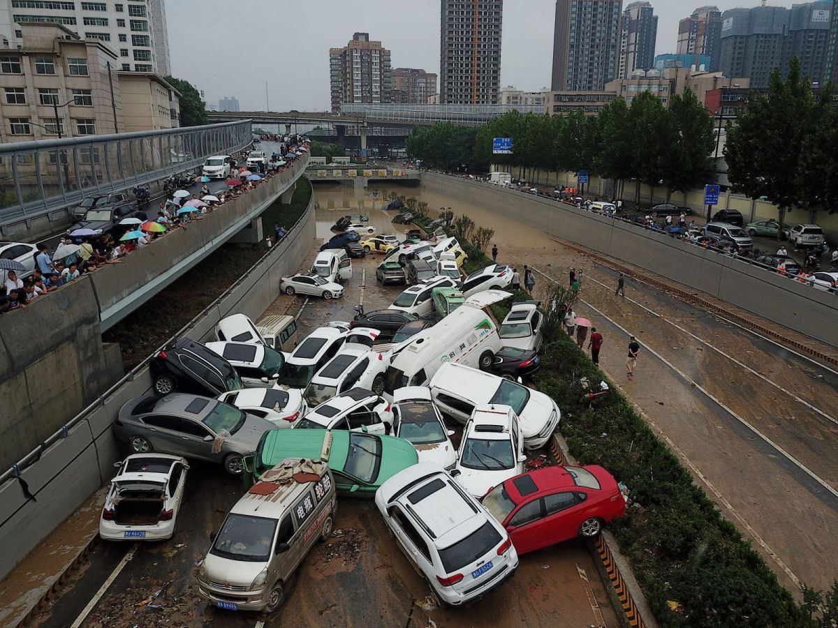 Drone captura as inundações históricas na 'cidade do iPhone', na China
