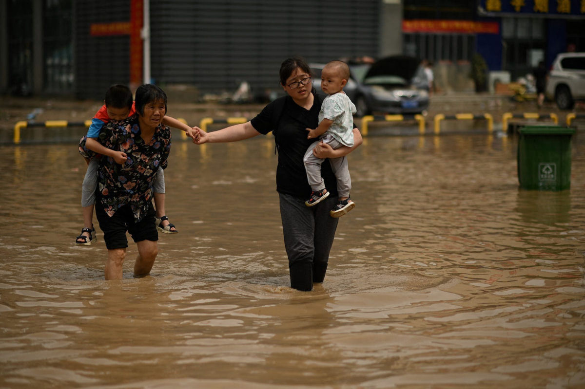 Drone captura as inundações históricas na 'cidade do iPhone', na China