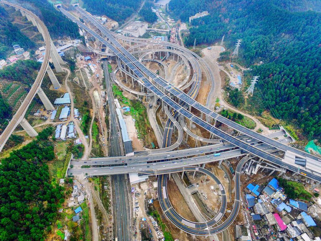 Essa interseco rodoviria chinesa parece uma montanha-russa gigante