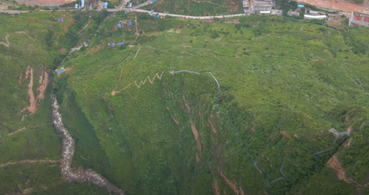 Britânico tenta escalar escada incrivelmente íngreme com 800 metros em uma montanha em Sichuan, China