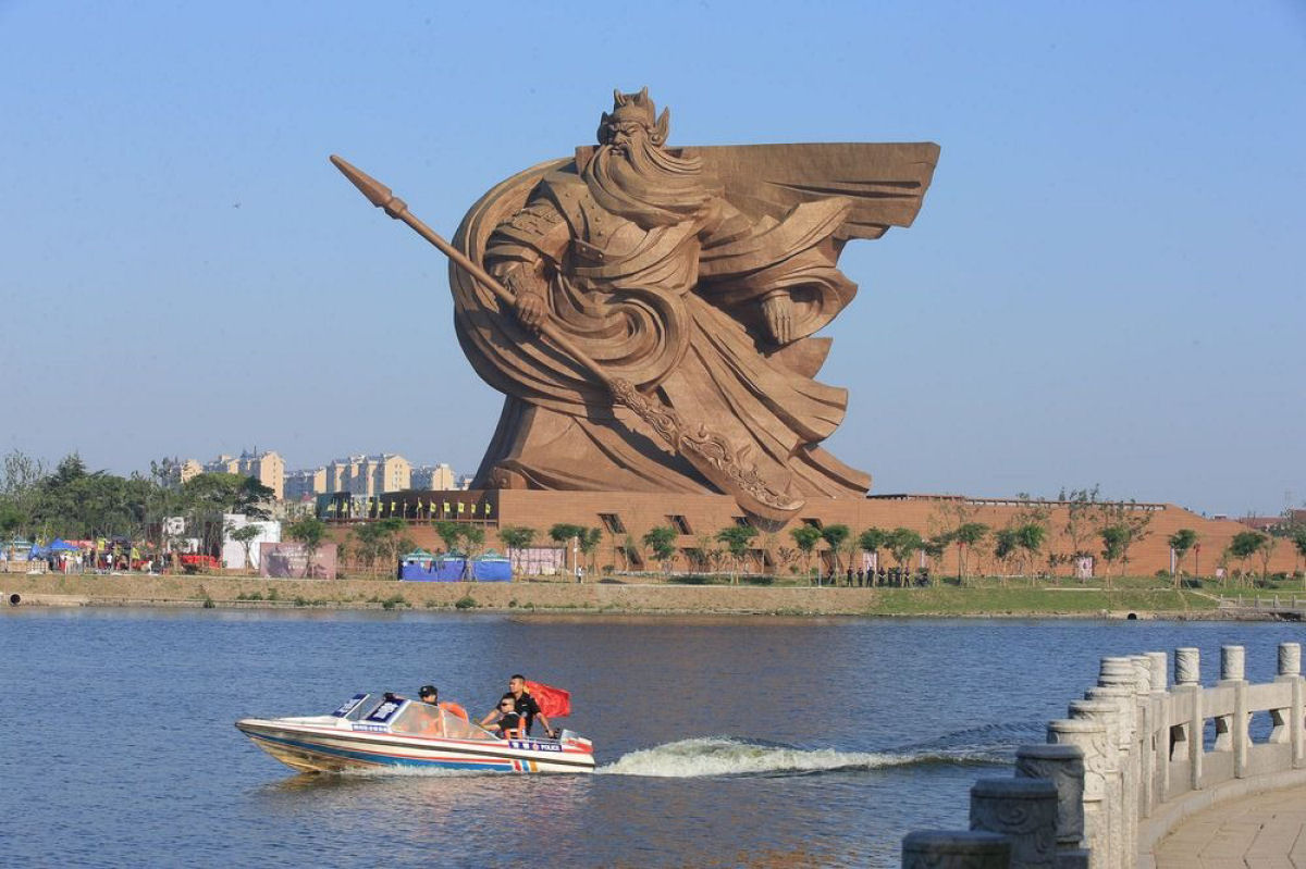Inaugurada uma pica esttua de um Deus da Guerra na China 01