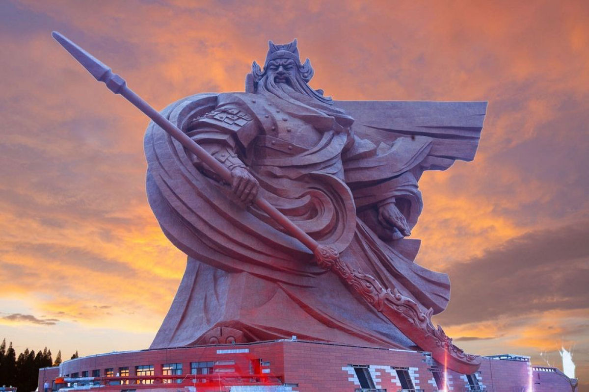 Inaugurada uma pica esttua de um Deus da Guerra na China 07