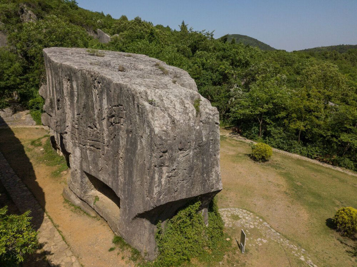As impressionantes estelas megalticas da pedreira de Yangshan, na China