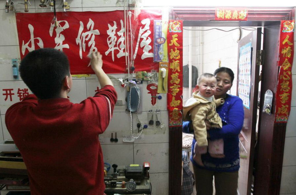 Família chinesa transforma banheiro em lar aconchegante 01