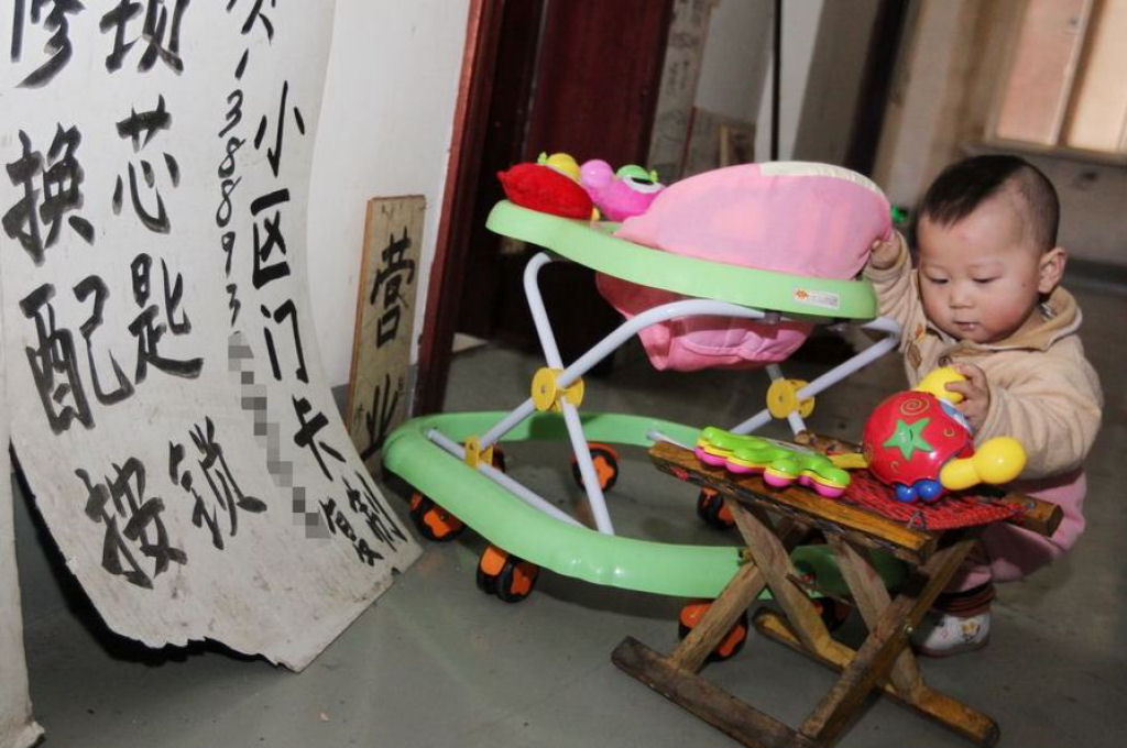 Família chinesa transforma banheiro em lar aconchegante 05