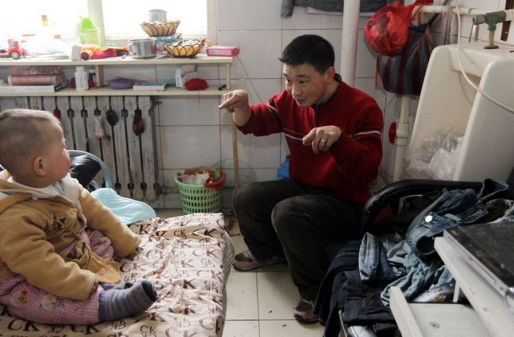 Família chinesa transforma banheiro em lar aconchegante 06