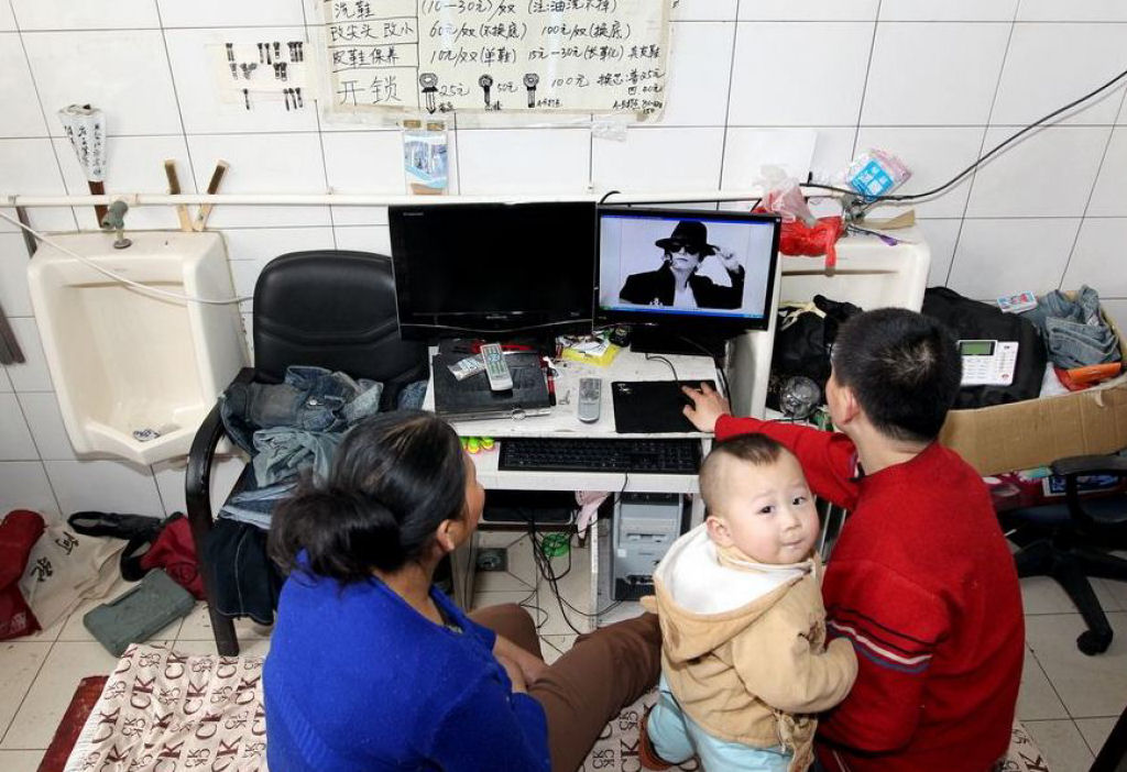 Família chinesa transforma banheiro em lar aconchegante 08