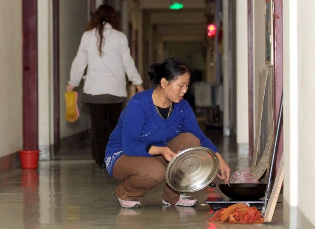Família chinesa transforma banheiro em lar aconchegante 09