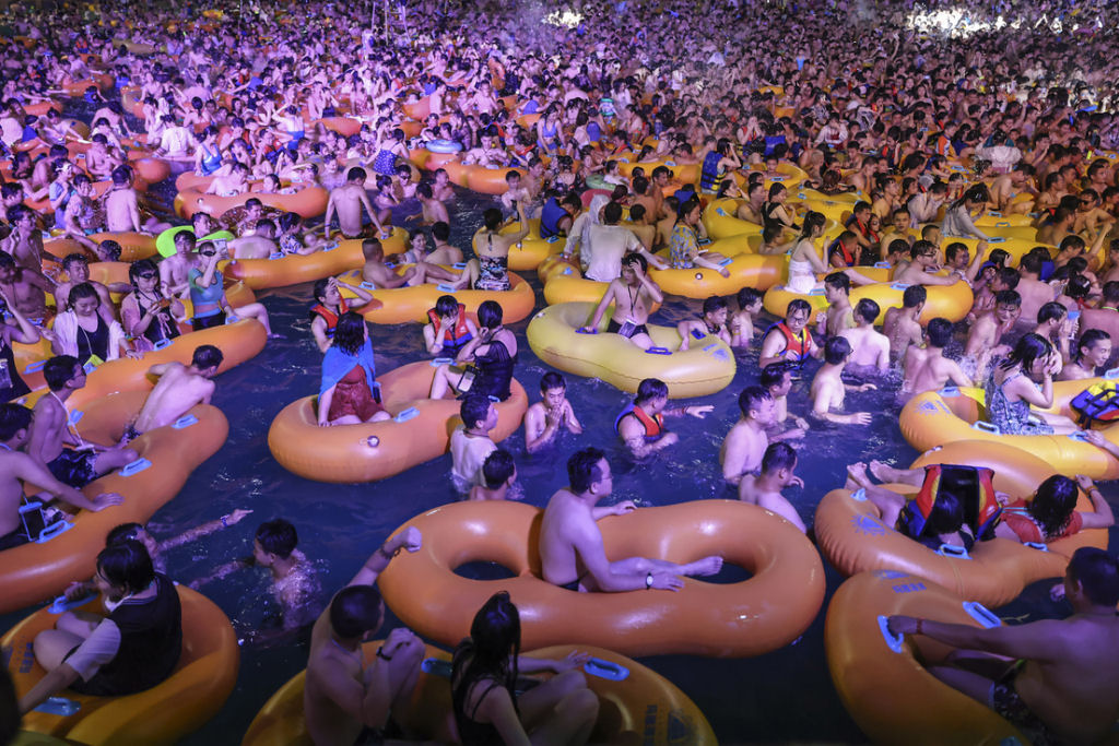 Milhares de pessoas se reúnem em uma festa em um parque aquático de Wuhan, o epicentro do coronavirus