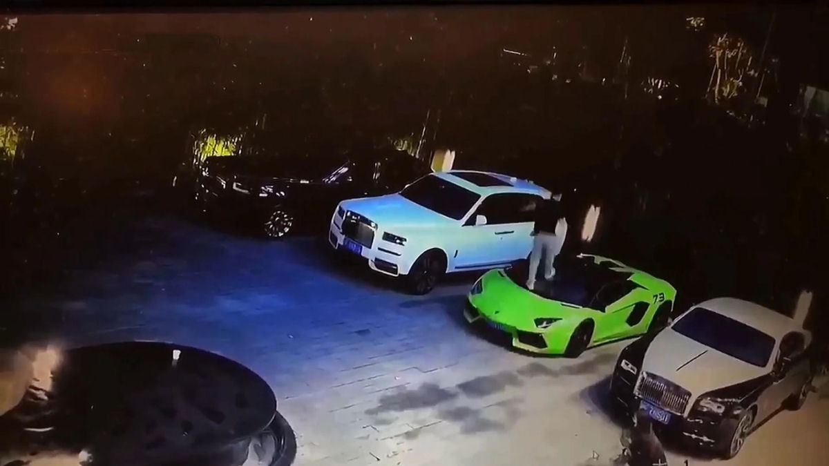 Jovem chinês bêbado avariou 4 carros de luxo em apenas uma noite