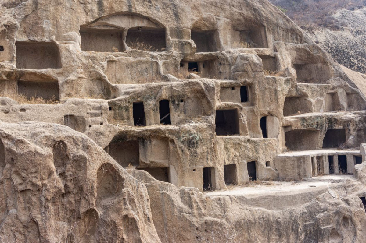 As misteriosas grutas de Guyaju, o maior conjunto de moradias talhadas na rocha da China