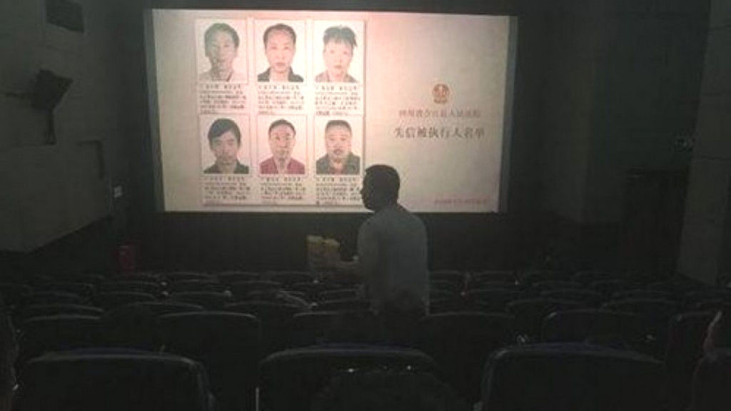 Condado chins persuade os devedores mostrando seus rostos durante exibies de cinema