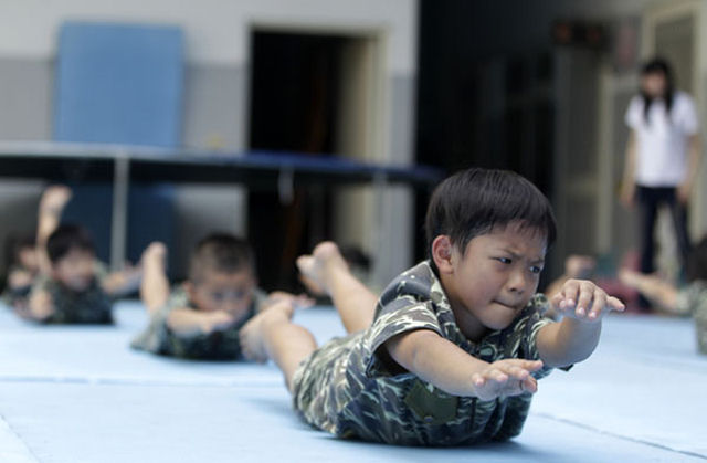 Jardim de infância militar endurece pré-escolares com técnicas de fuzileiros navais