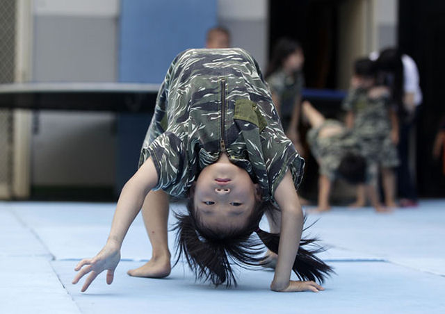 Jardim de infância militar endurece pré-escolares com técnicas de fuzileiros navais