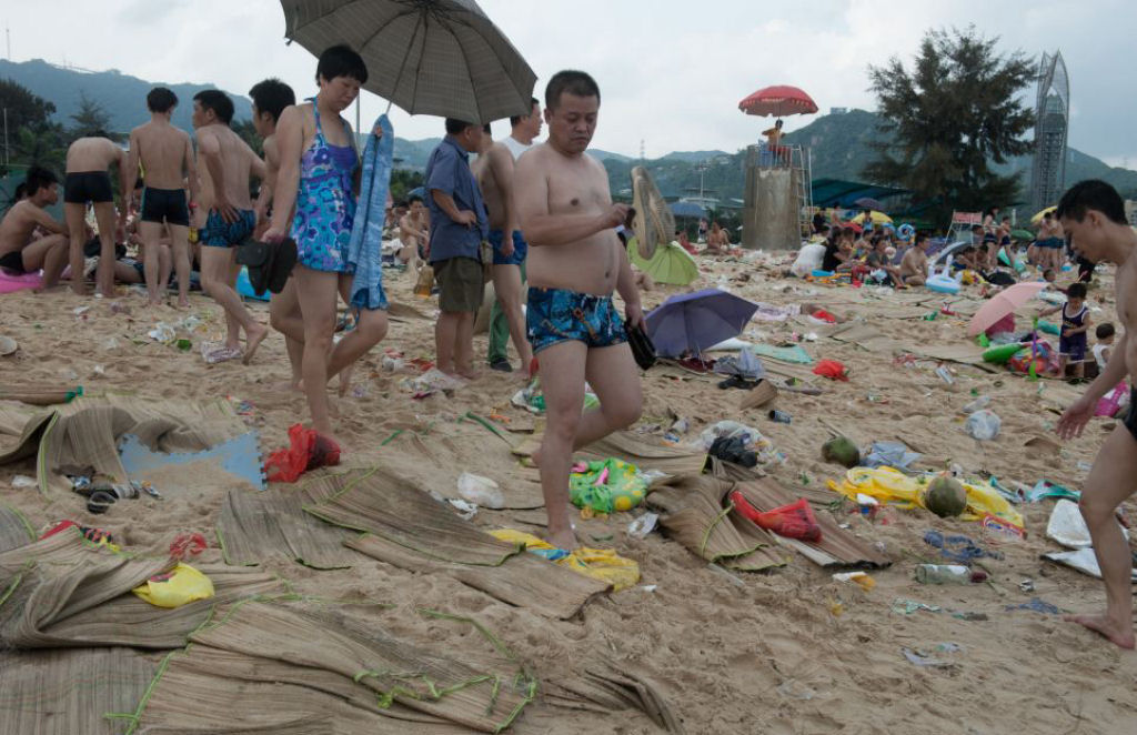 Praia chinesa fica parecendo uma lixeira depois de avalanche de turistas 02