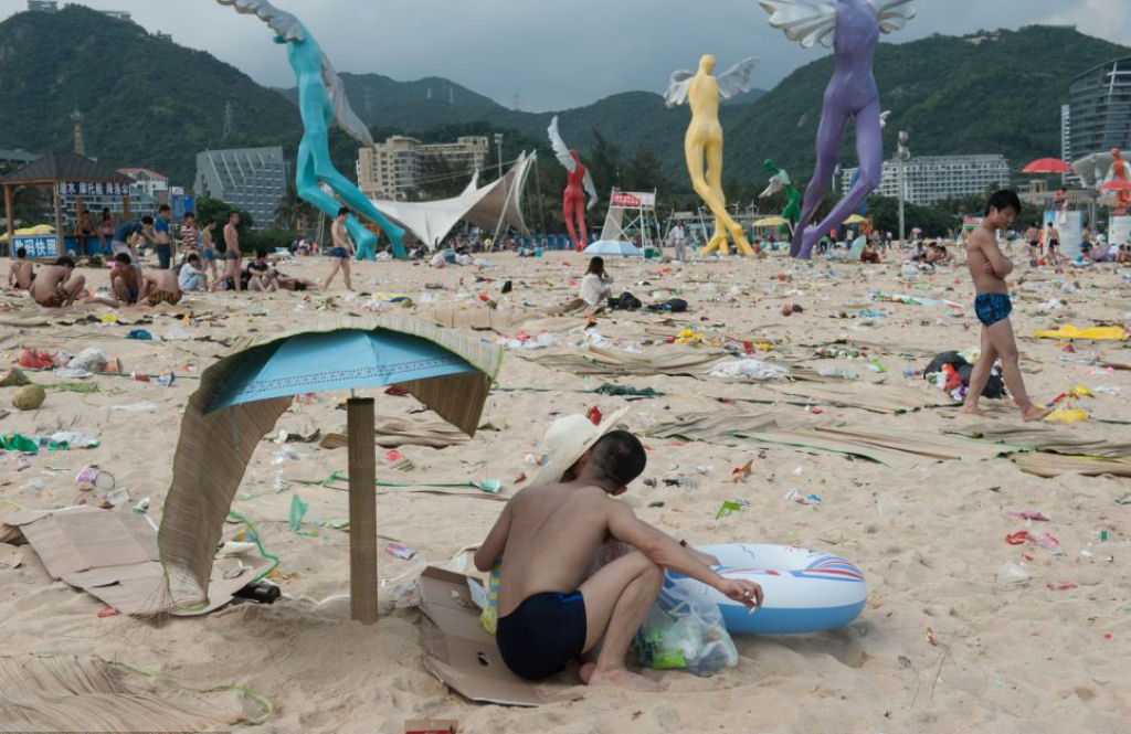 Praia chinesa fica parecendo uma lixeira depois de avalanche de turistas 03