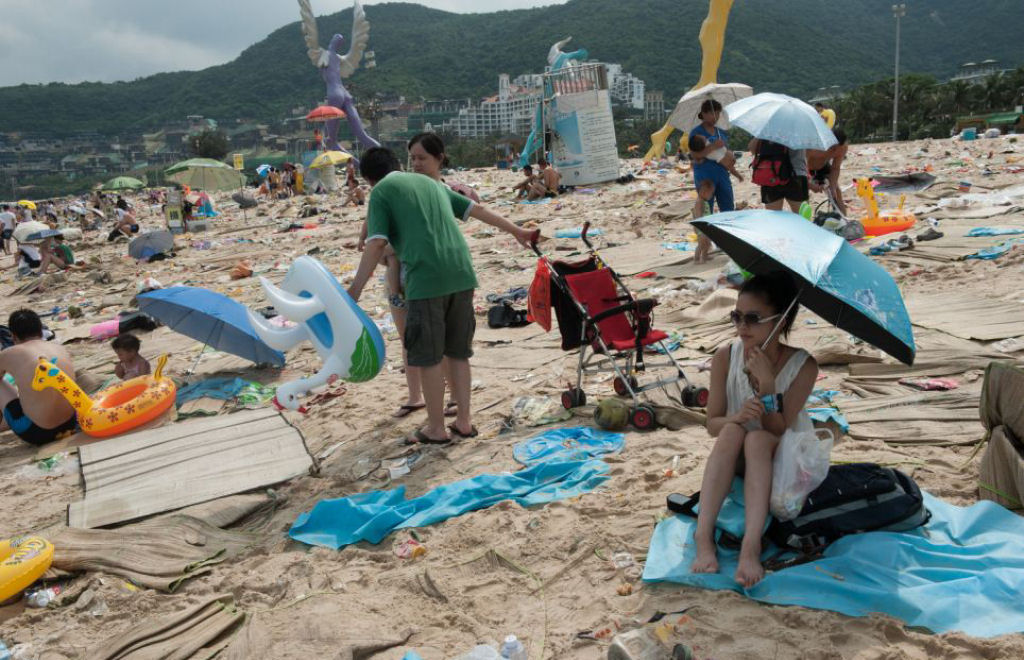 Praia chinesa fica parecendo uma lixeira depois de avalanche de turistas 10