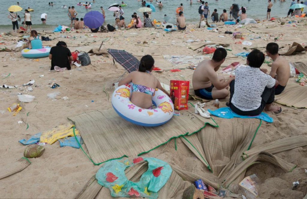 Praia chinesa fica parecendo uma lixeira depois de avalanche de turistas 11