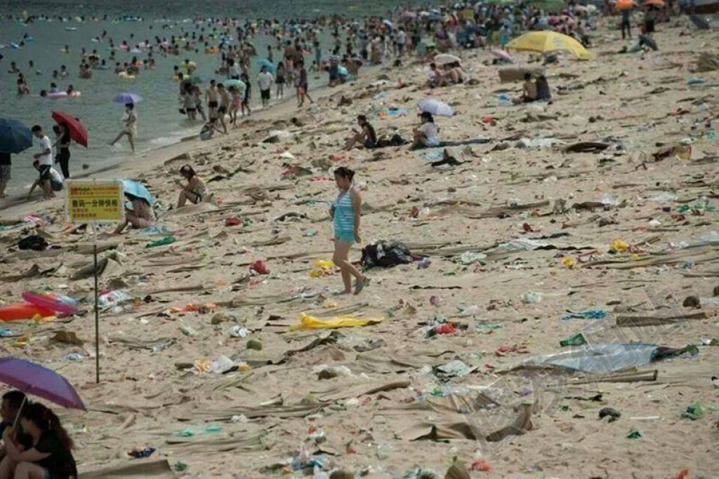 Praia chinesa fica parecendo uma lixeira depois de avalanche de turistas 13