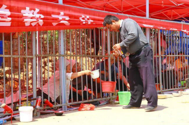 Organizadores de festival chins criam zoolgico humano para mendigos 03