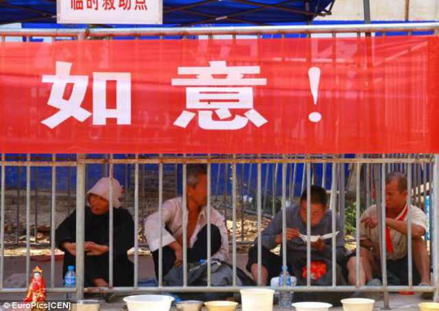 Organizadores de festival chins criam zoolgico humano para mendigos 04