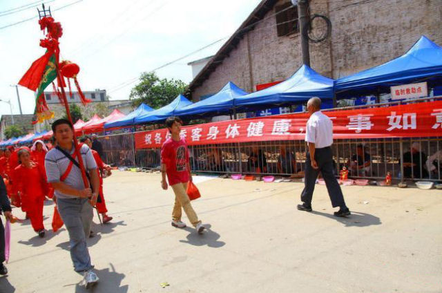 Organizadores de festival chins criam zoolgico humano para mendigos 05