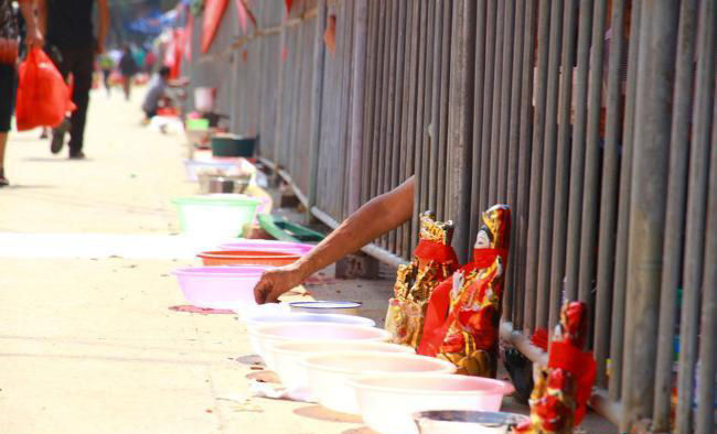 Organizadores de festival chins criam zoolgico humano para mendigos 06