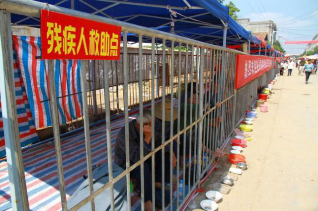 Organizadores de festival chins criam zoolgico humano para mendigos 07