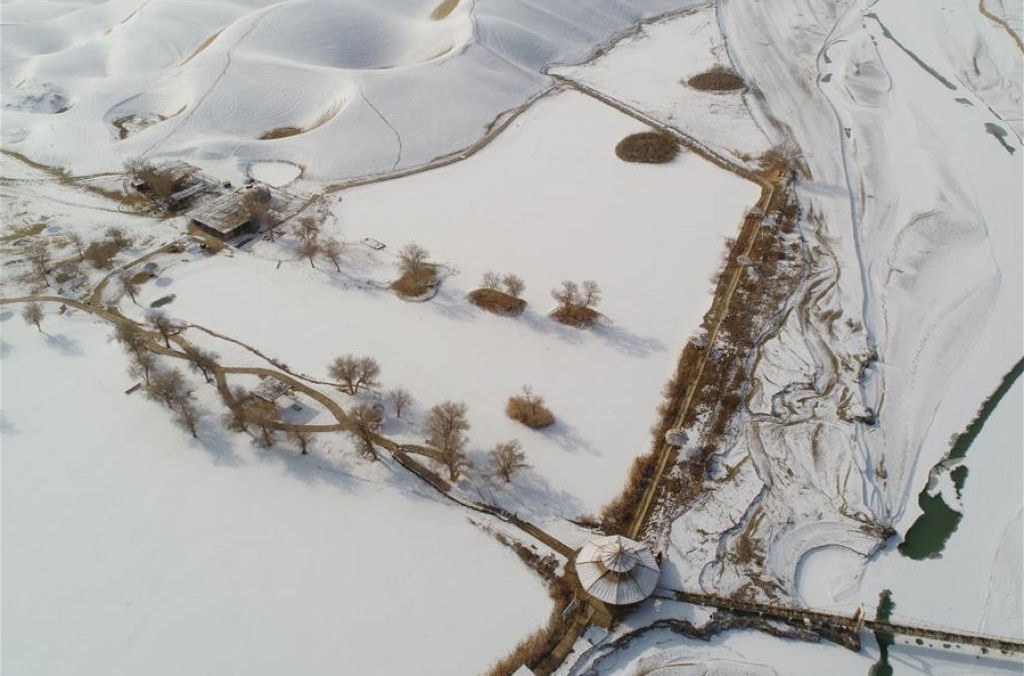 Incomum nevasca transforma um deserto chinês em uma fantasia invernal