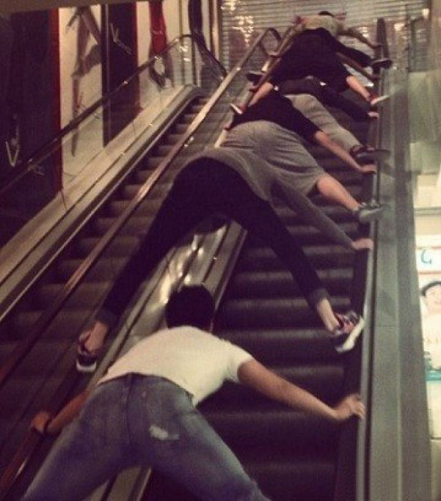 Pnico nas escadas rolantes estende-se pela China por causa da morte de uma mulher