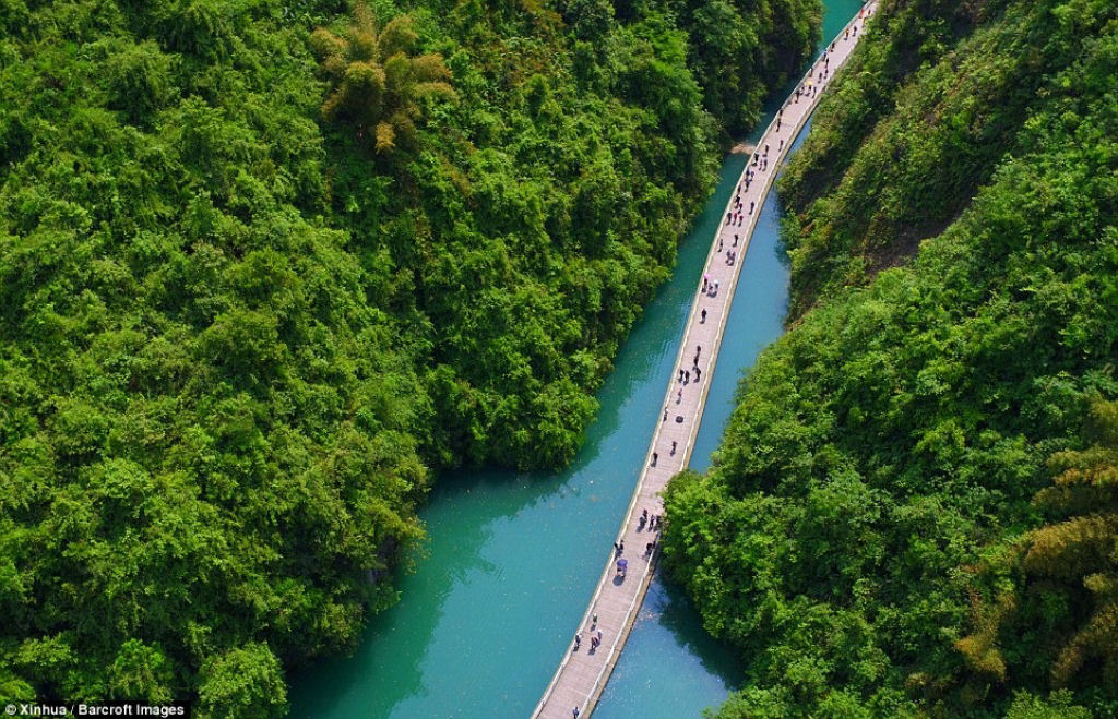 A impressionante passarela flutuante no meio de um rio, na China 01