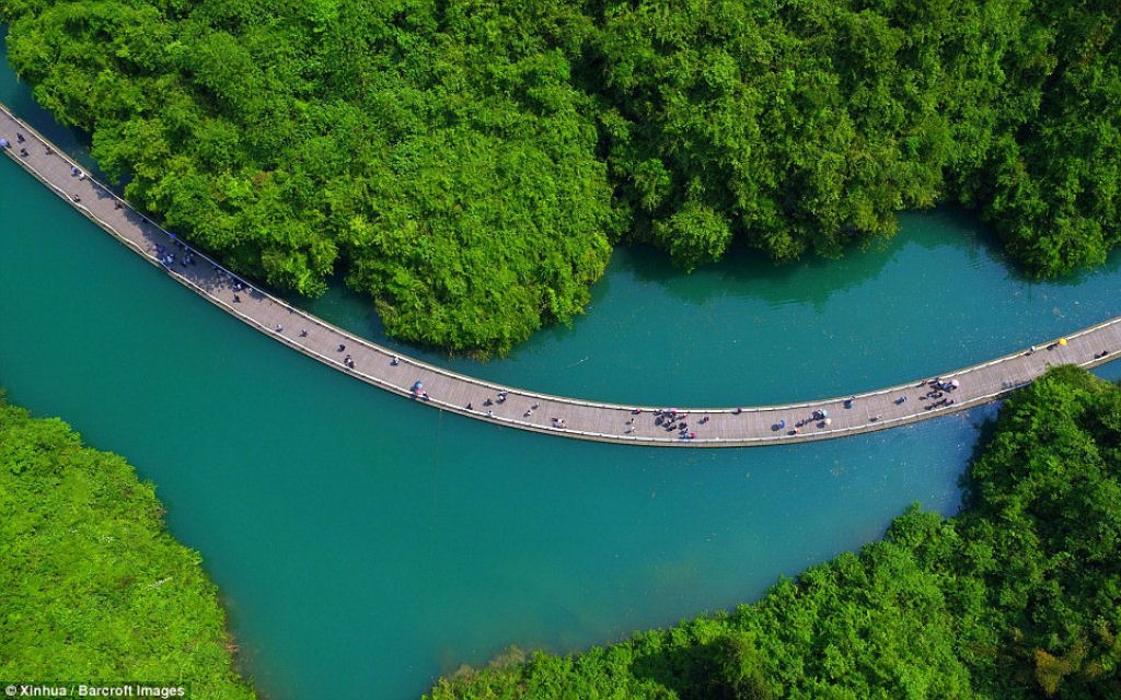A impressionante passarela flutuante no meio de um rio, na China 02