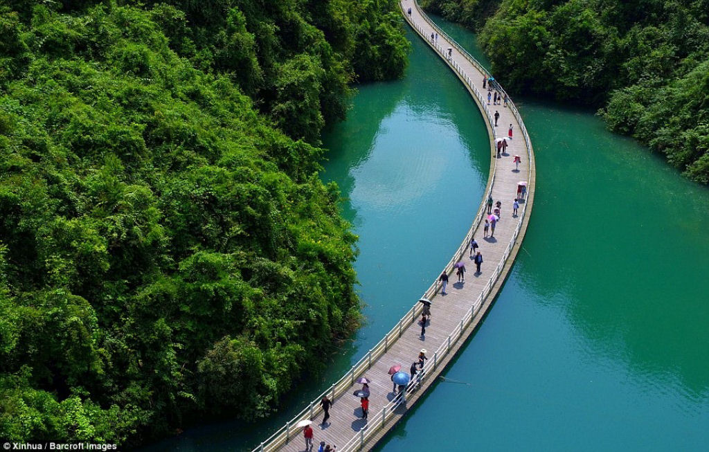 A impressionante passarela flutuante no meio de um rio, na China 03
