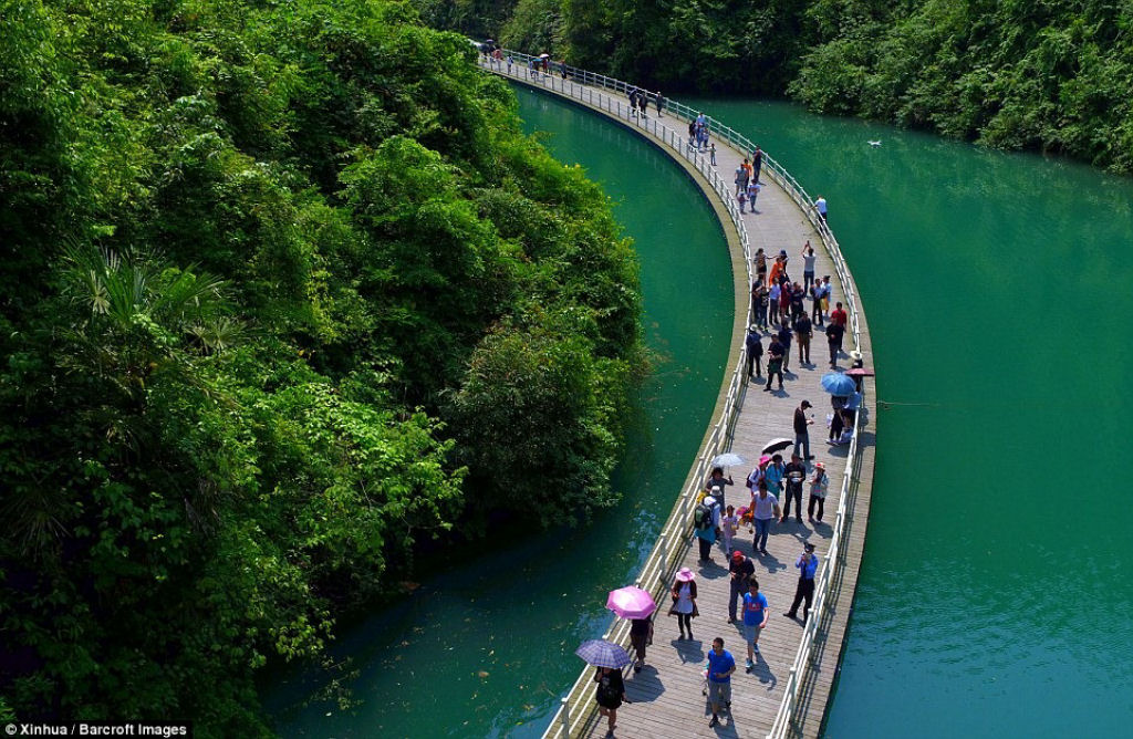 A impressionante passarela flutuante no meio de um rio, na China 04