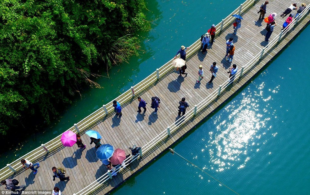 A impressionante passarela flutuante no meio de um rio, na China 05