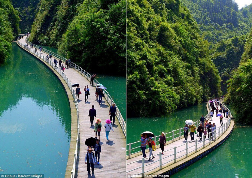 A impressionante passarela flutuante no meio de um rio, na China 06