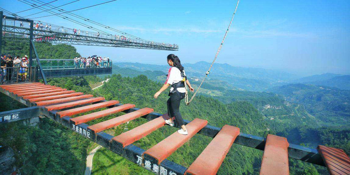 Parque temtico de alta altitude na cidade de Chongqing, na China, se torna popular entre os aventureiros