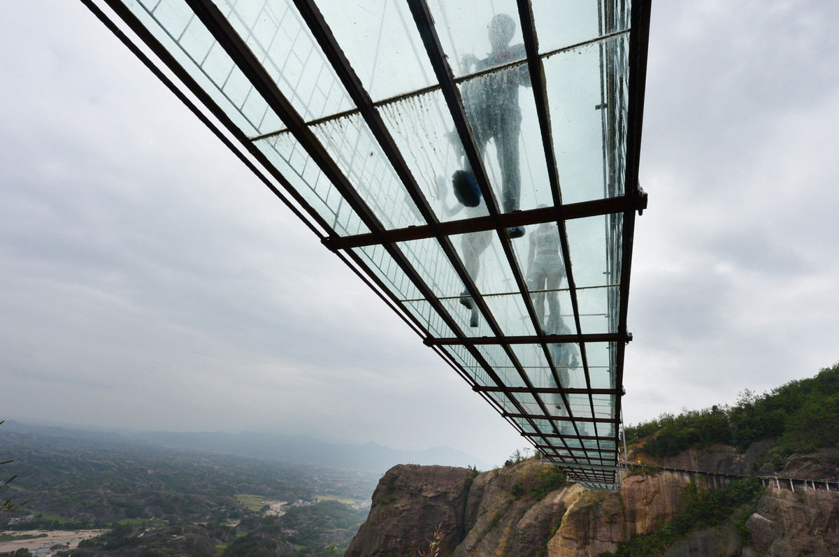 A ponte mais aterrorizante da China: 300 metros de aço e vidro transparente 03