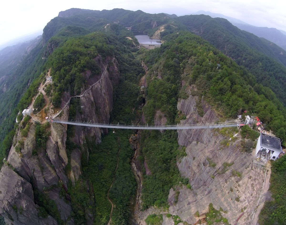 A ponte mais aterrorizante da China: 300 metros de aço e vidro transparente 05
