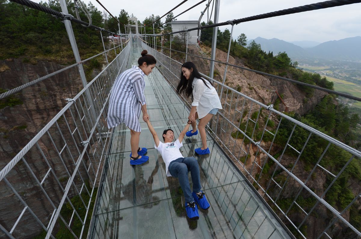 A ponte mais aterrorizante da China: 300 metros de aço e vidro transparente 07