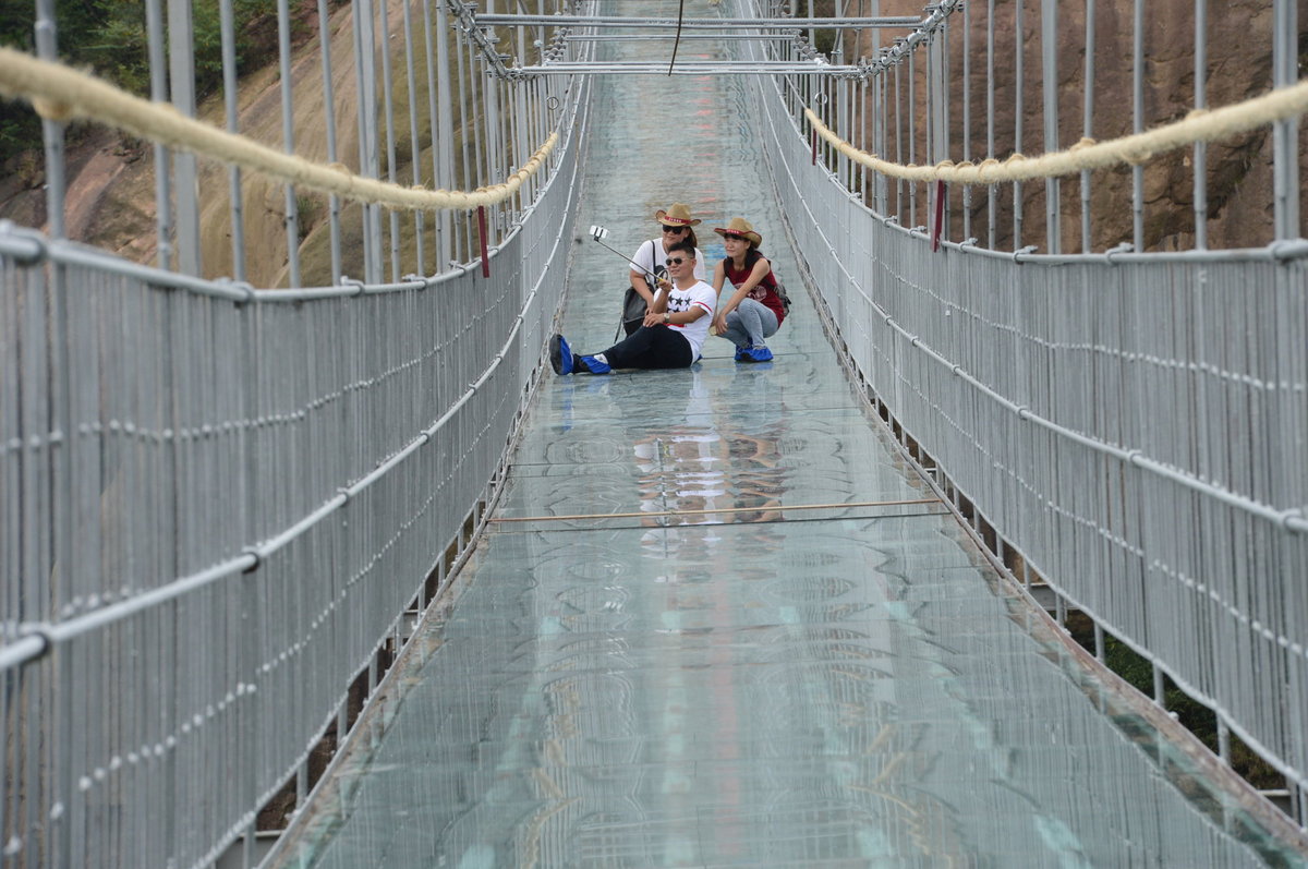 A ponte mais aterrorizante da China: 300 metros de aço e vidro transparente 08