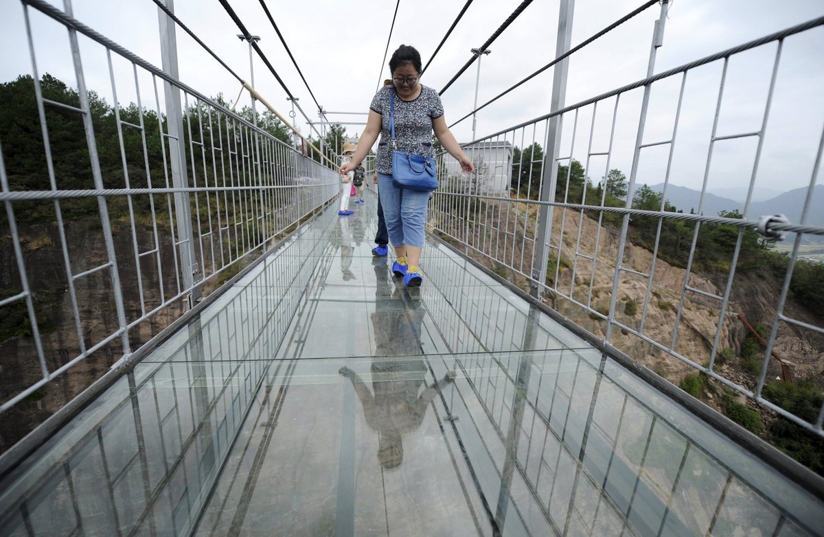 A ponte mais aterrorizante da China: 300 metros de aço e vidro transparente 09