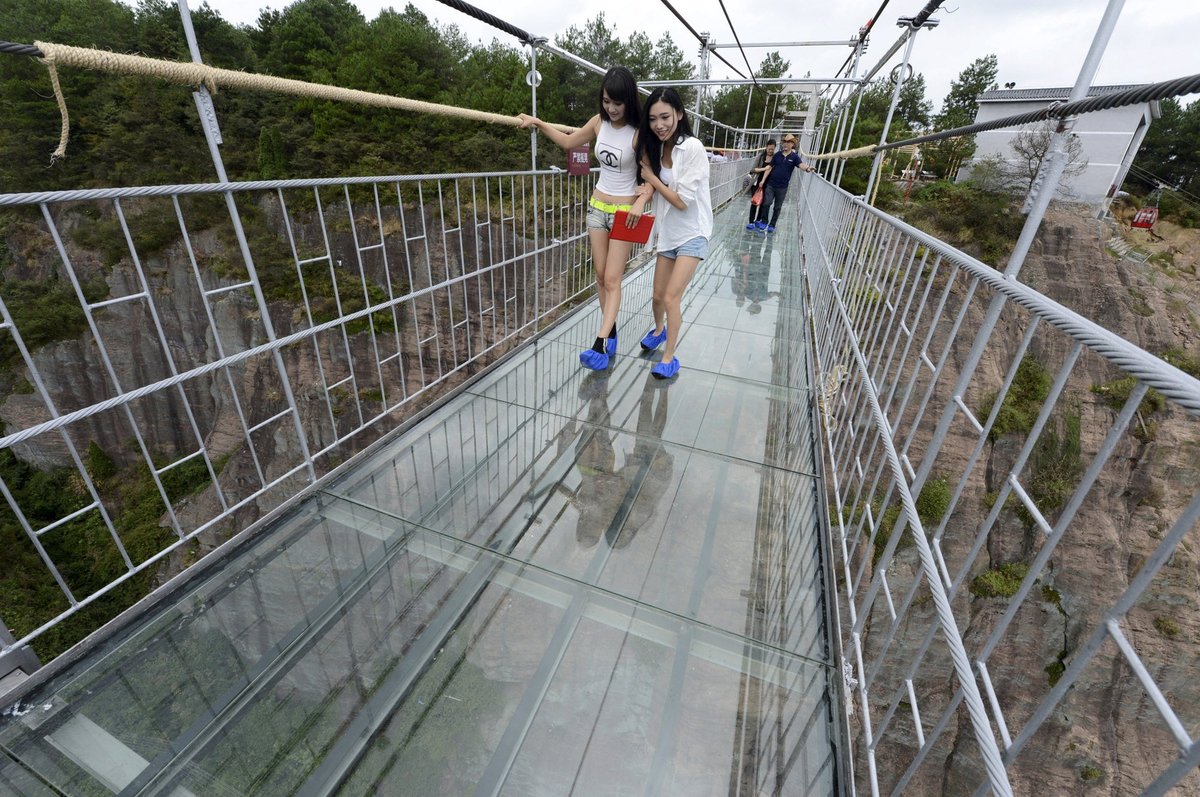 A ponte mais aterrorizante da China: 300 metros de aço e vidro transparente 10