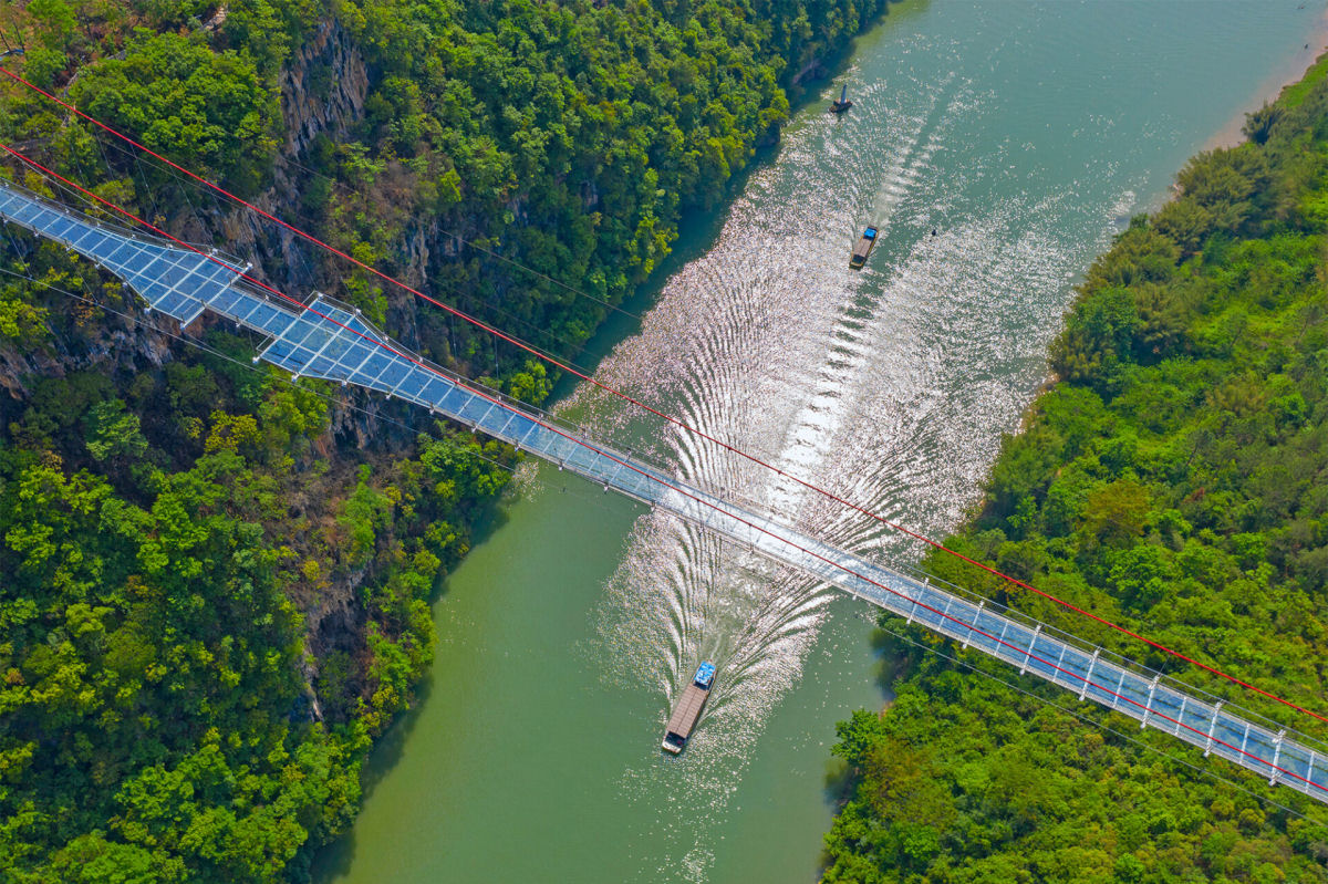A ponte com fundo de vidro mais longa do mundo foi inaugurada na China 01
