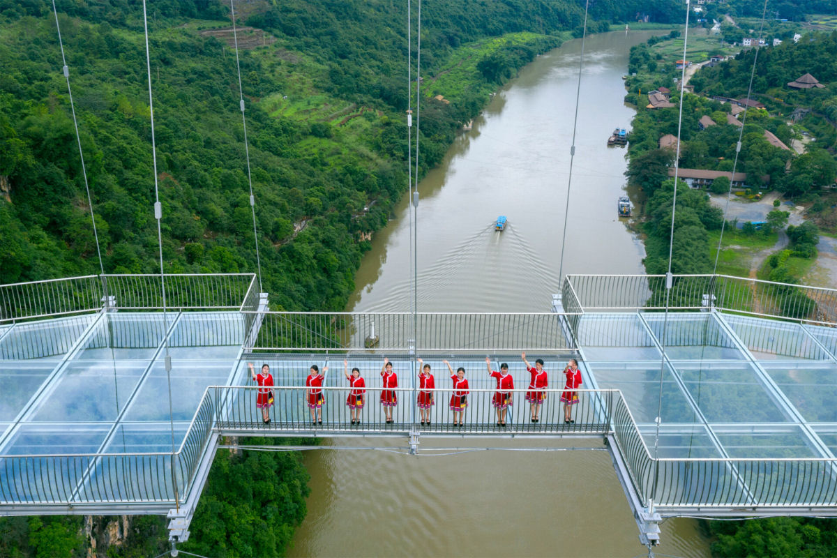 A ponte com fundo de vidro mais longa do mundo foi inaugurada na China 03