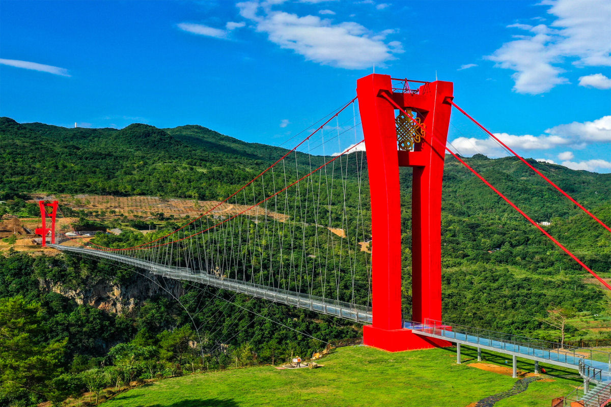 A ponte com fundo de vidro mais longa do mundo foi inaugurada na China 04