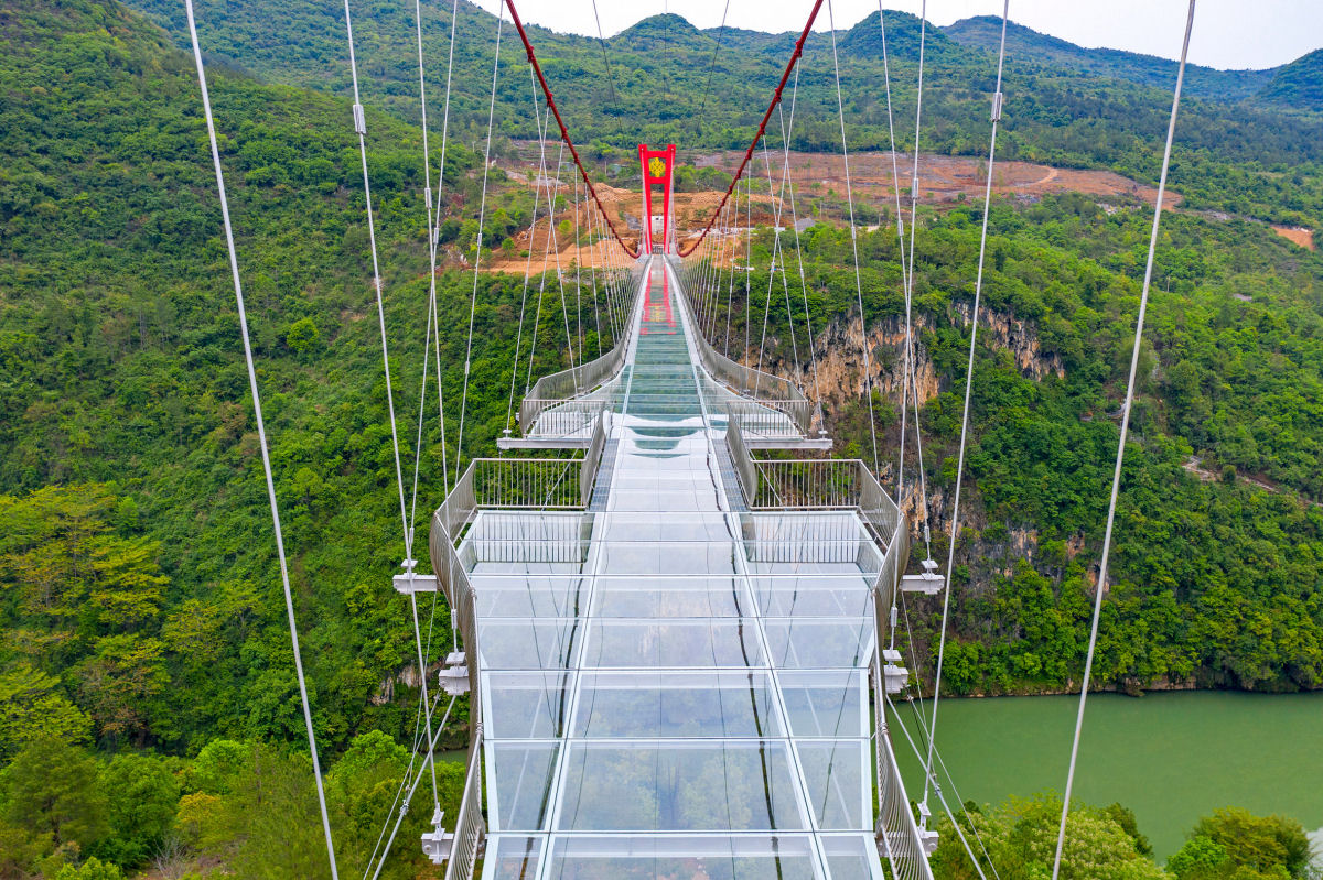 A ponte com fundo de vidro mais longa do mundo foi inaugurada na China 08